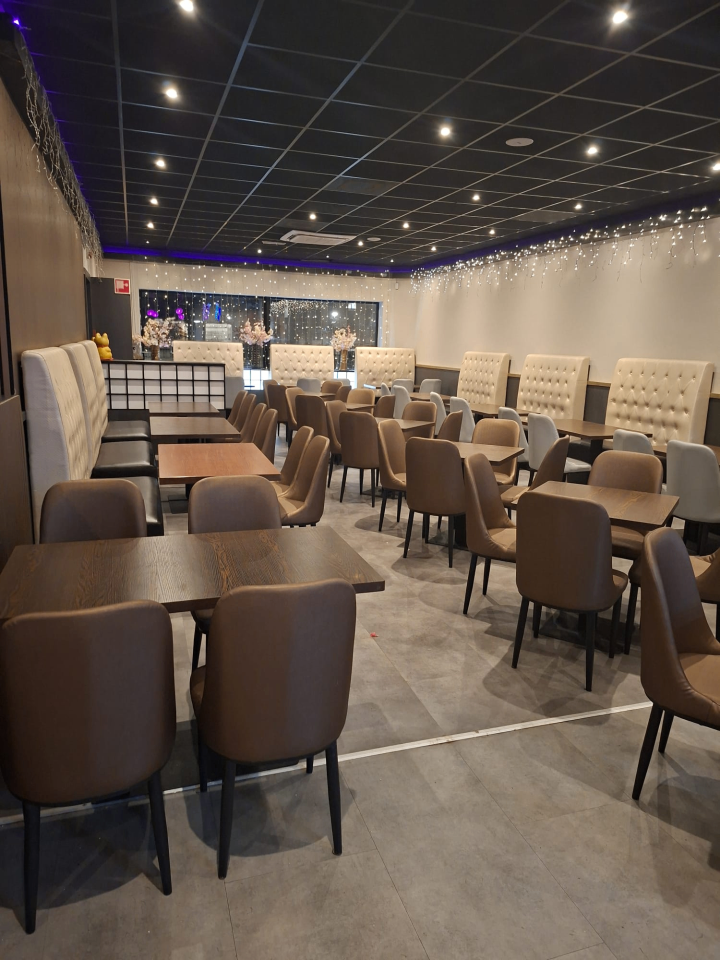 Sfeervol eetgedeelte van Restaurant Zorta